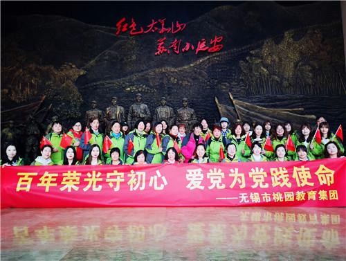 2024微博之夜红毯造型，女明星的高定拼杀，有人性感有人失手