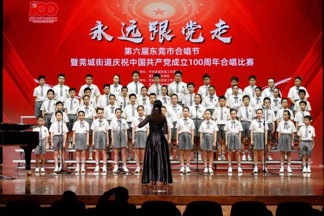 午休的“小天井”热闹非凡，师生一起跳舞玩耍放松心情